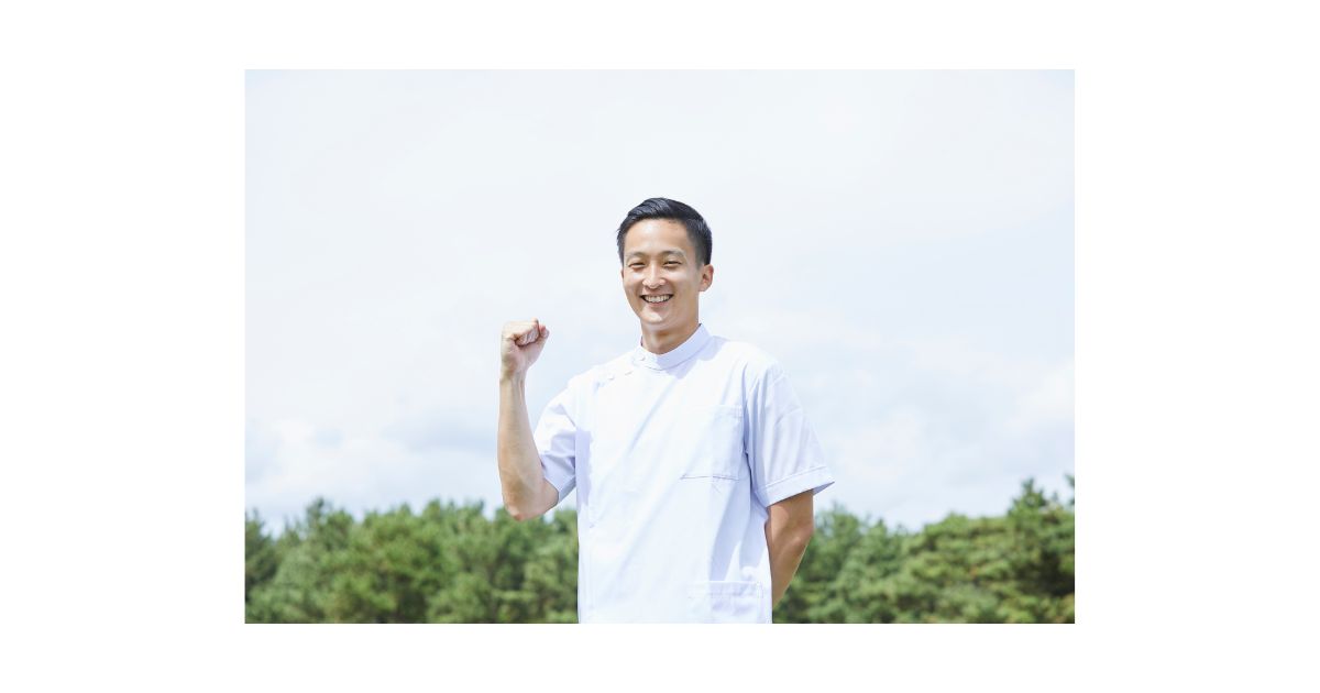 医師がサインで成功を祝うポジティブな雰囲気
