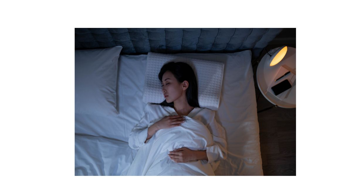 上から見た夜のベッドで安眠する女性のイメージ